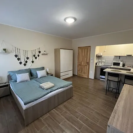 Adam Vendeghaz Apartament