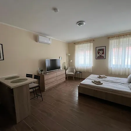 Adam Vendeghaz Lejlighed