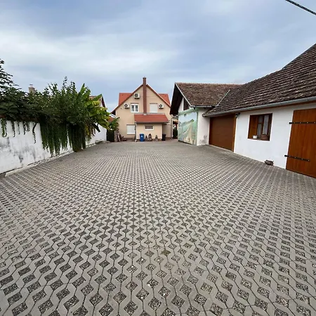 Adam Vendeghaz Apartament