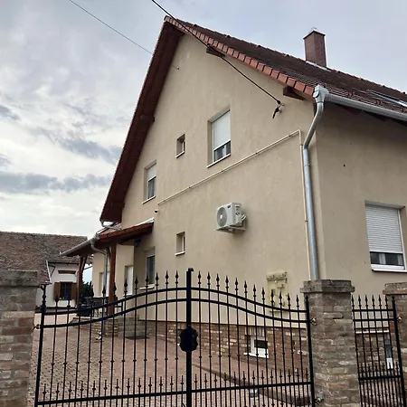 Adam Vendeghaz Apartament