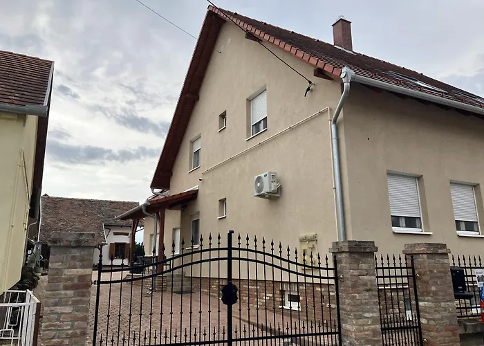 Adam Vendeghaz Apartament